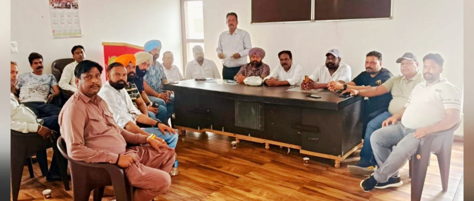 नगर निगम कर्मचारियों की जायज मांगों को लेकर ईसरू भवन में अहम बैठक हुई